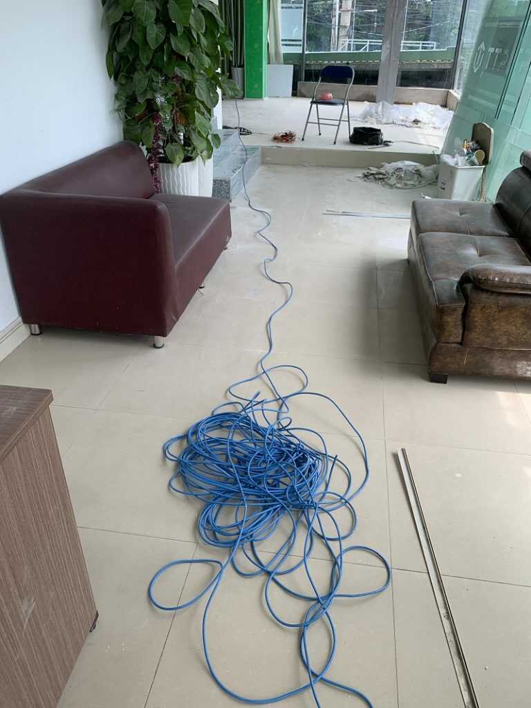 quá trình thi công hệ thống cáp mạng kết nối với camera tại trung tâm hành chính dĩ an , bình dương