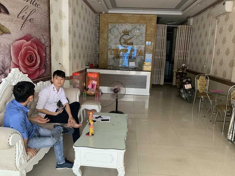 tư vấn khách hàng về các dịch vụ tại camera bình dương
